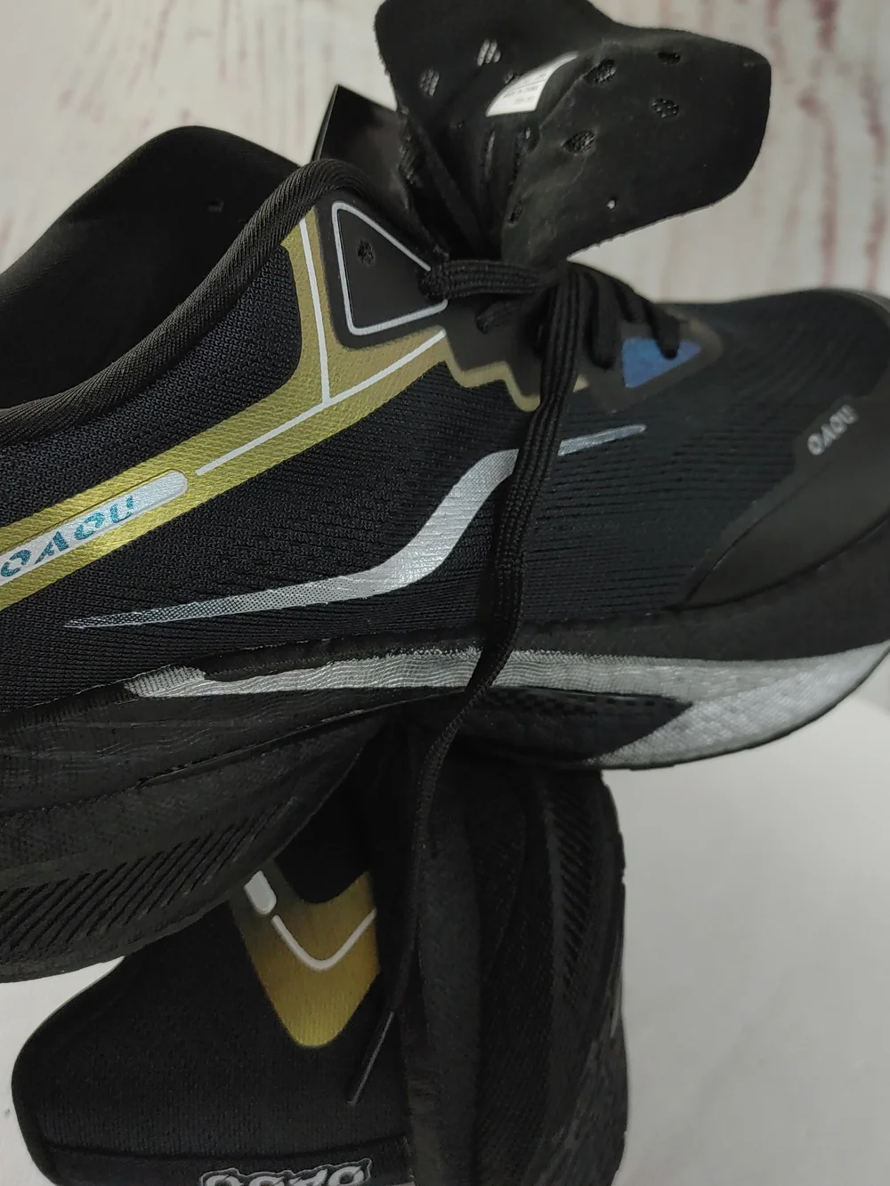 OAOU Women's Black Athletic Sneakers with Iridescent Accents Size 9.5